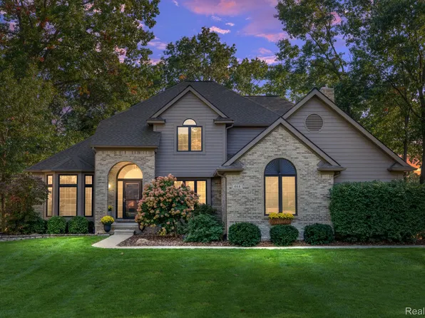 468 Woodsedge Ln, White Lake, MI 48386
