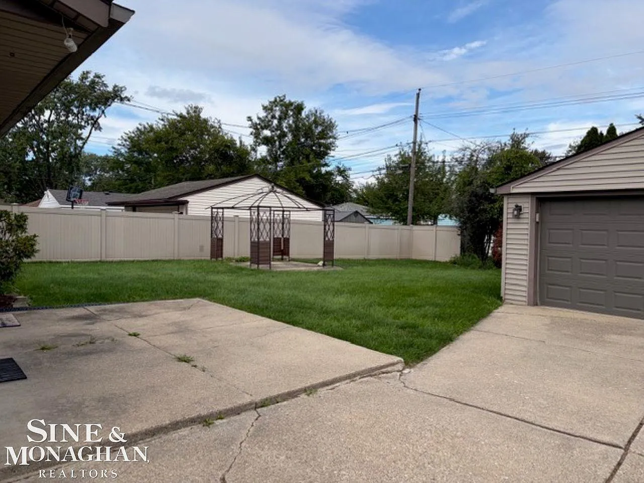 3 bed, 2.0 bath, 1488 sqft, $2,200 — Photo 3