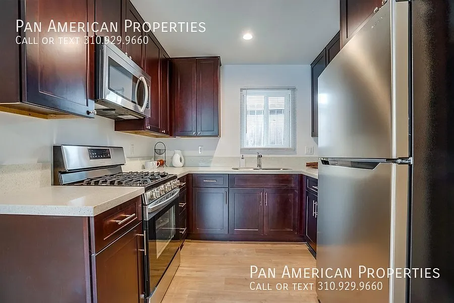 3 bed, 905 sqft, $2,795 — Photo 2