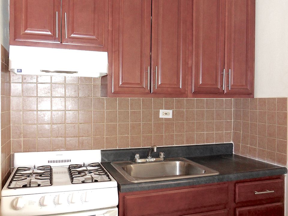 1st image of 580 Parkside Ave #3