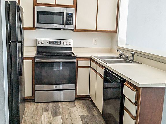 3rd image of 1400 Seneca Dr APT D