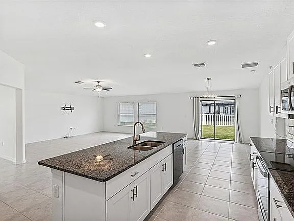 4 bed, 2576 sqft, $3,000 — Photo 4
