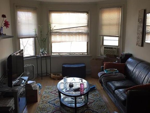 4th image of 915 W Oakdale Ave APT F2