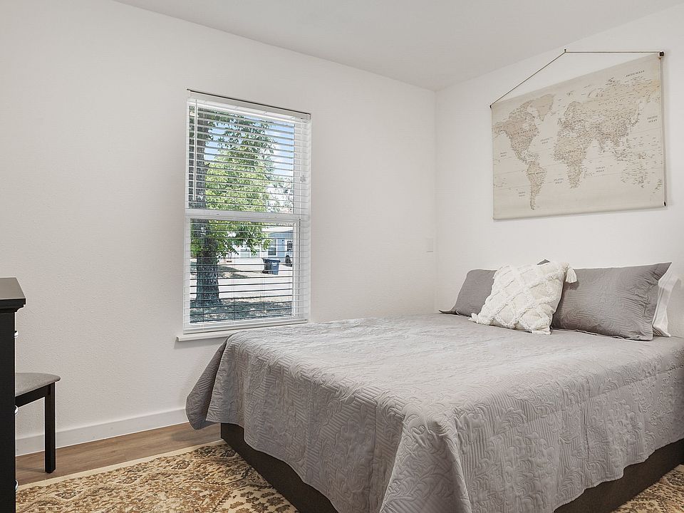 Bedroom 1 - queen