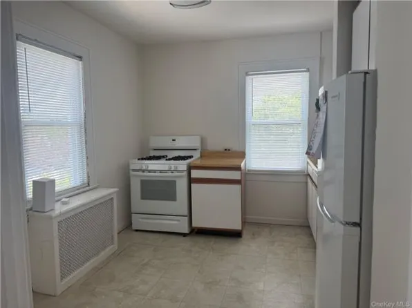 74 Lexington Ave, Franklin Square, NY 11010