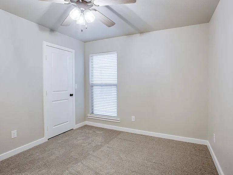 13702 Avenue R — Photo 13