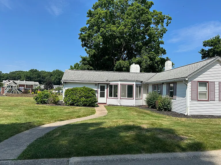18 Meadowlawn Dr #10 — Photo 1