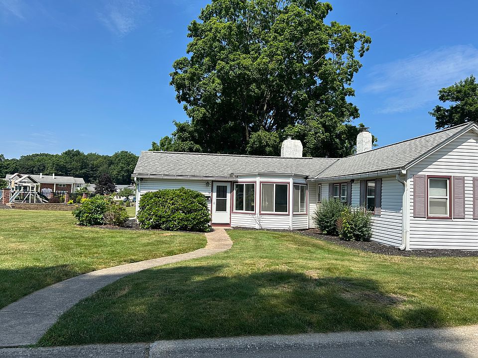 1st image of 18 Meadowlawn Dr Unit 10