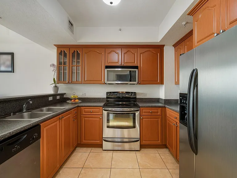 2301 SW 27th Ave #1204 — Photo 5