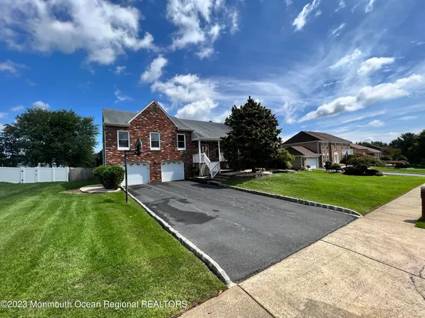 8 Paddock Court, Marlboro, NJ 07746