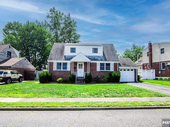 40 Westwood Dr, Fair Lawn, NJ 07410
