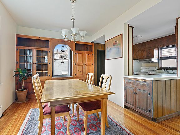 4th image of 1468 Bay St