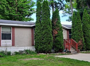 945 Barberry Rd, Howard City, MI 49329