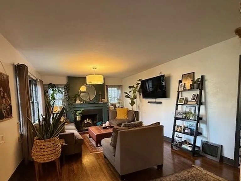 2324 S Jefferson St — Photo 3