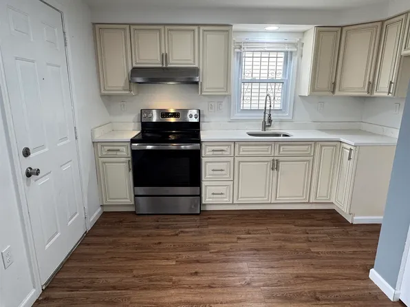 375 Whiton Street image 3 of 20