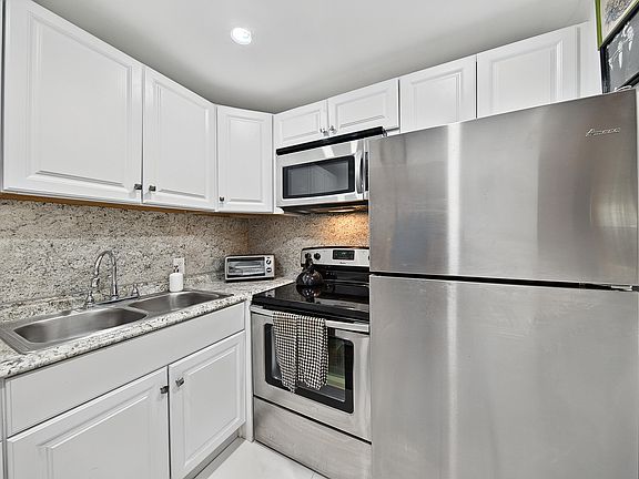 5th image of 96 Fanshaw Way