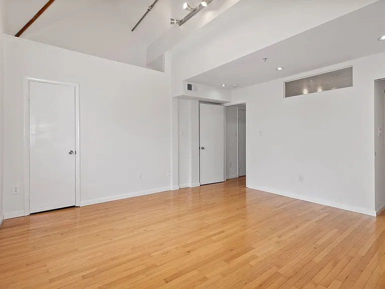 708 Irving St NE #202 — Photo 14