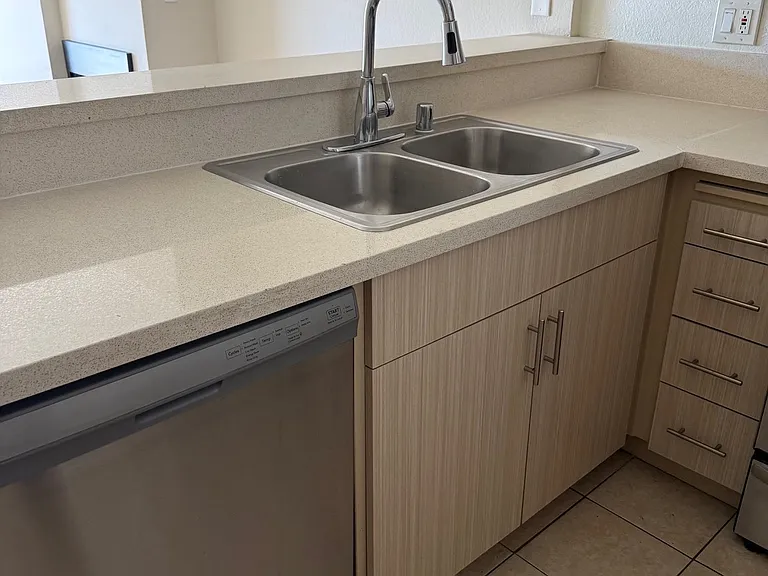 615 W Milford St — Photo 34