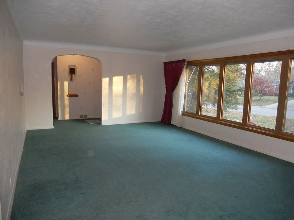 Living Room View to Entryway