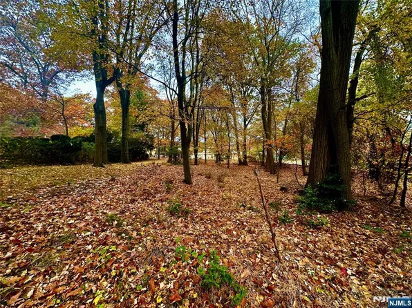 216 E Midland Ave, Paramus, NJ 07652