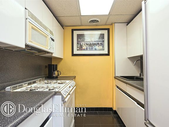 4th image of 201 E 66th St APT 10A