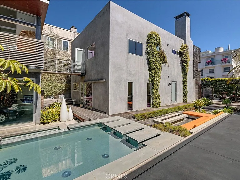 27 Driftwood St — Photo 1
