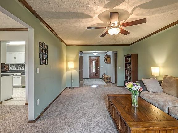 3rd image of 34 Hawthorne Glen Trl