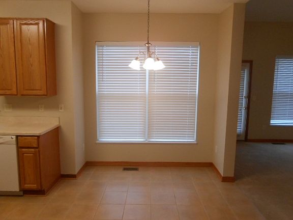 5th image of 207 Fox Glen Dr W
