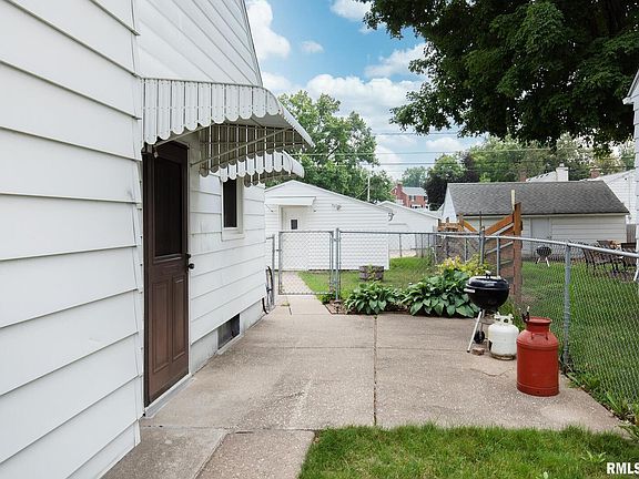 3rd image of 933 W Rusholme St