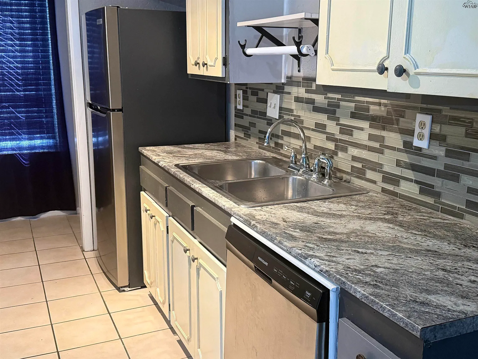 2 bed, 1.5 bath, 1100 sqft, $1,550 — Photo 2