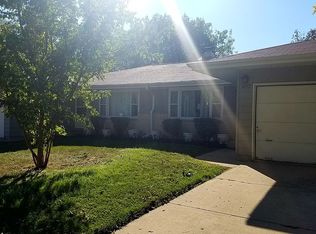 1070 Iroquois Dr, Elgin, IL 60120