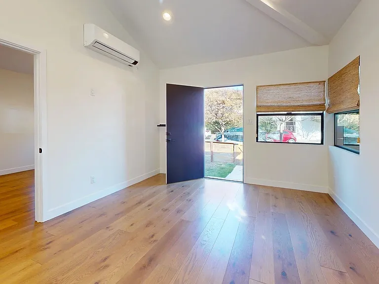 2224 Oak St — Photo 10