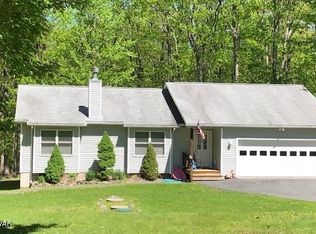 225 Mountain View Dr, Lords valley, PA 18428