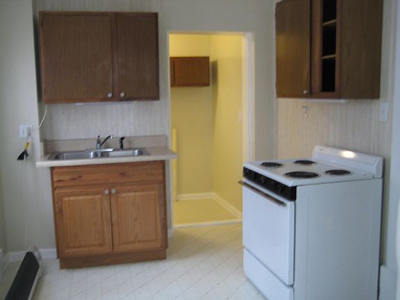 3rd image of 1611 Memorial Ave SW APT 1