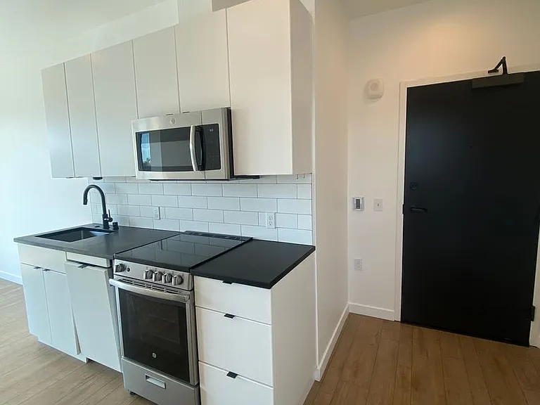 Welcome to Lakeview! - Live in Luxury & Style in the heart of Eastlake — Photo 17