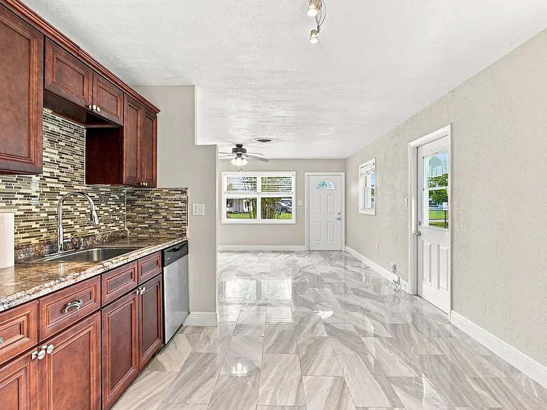2267 Robinhood Dr — Photo 8