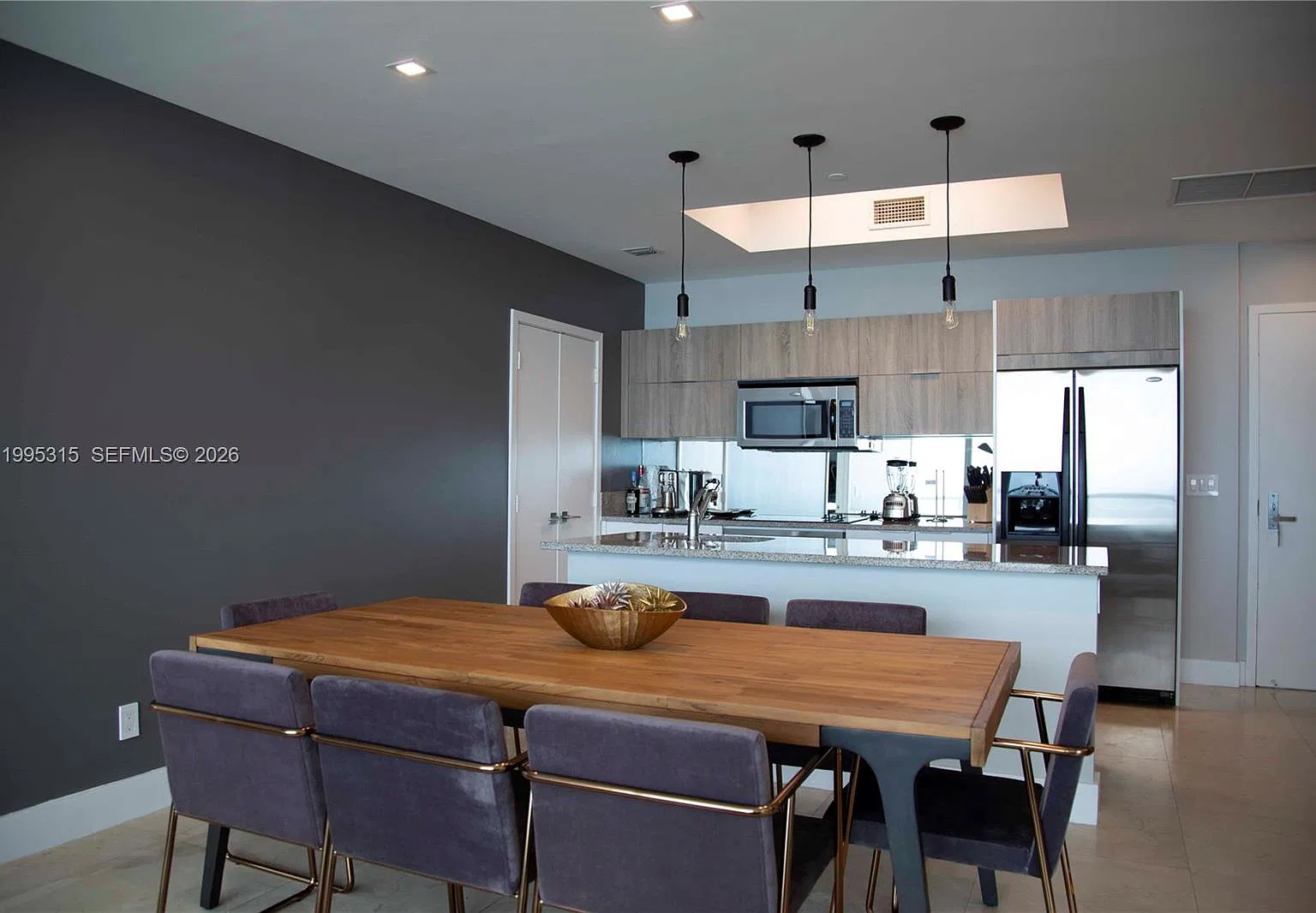 2 bed, 2.5 bath, 1318 sqft, $6,800 — Photo 2