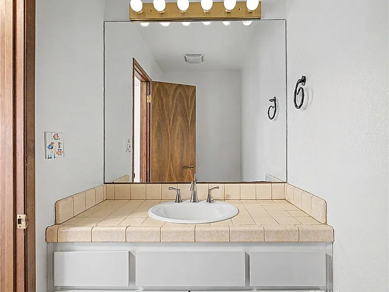 214 Topaz St — Photo 13