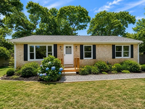 82 Pennsylvania Ave, Oak Bluffs, MA 02557