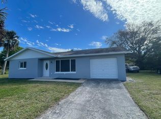902 Lake McGregor Dr, Fort Myers, FL 33919