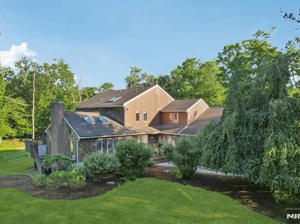 22 Iron Latch Ct W, Upper Saddle River, NJ 07458