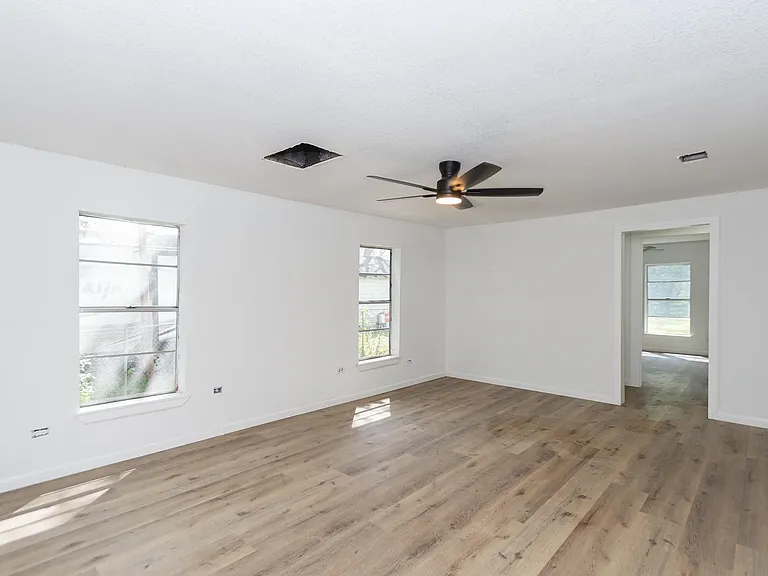 211 W South St — Photo 21