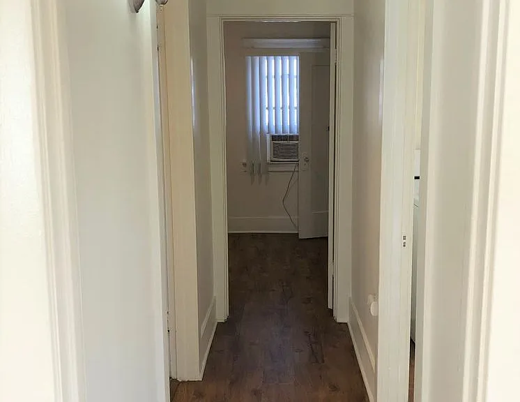 Lovely 1 Bedroom Bungalow Style Apartment! — Photo 6
