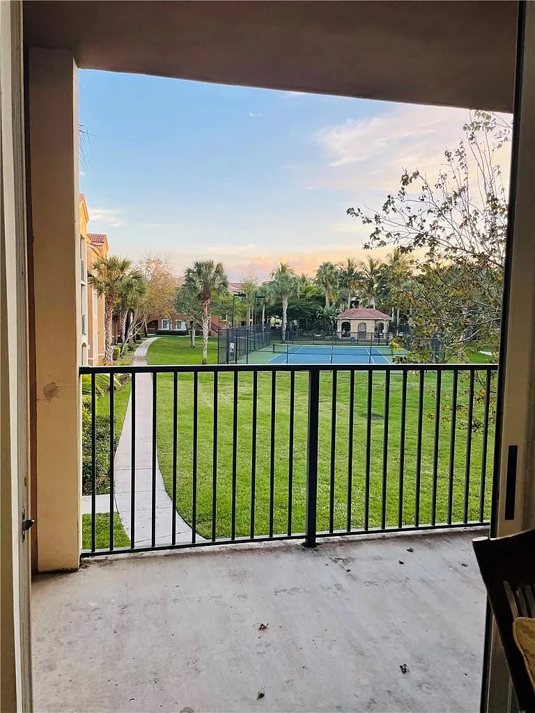 2 bed, 2.0 bath, 981 sqft, $2,100 — Photo 3