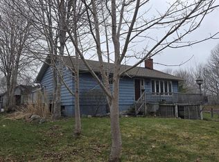 197 Hammond St, Shelburne, NS B0T 1W0