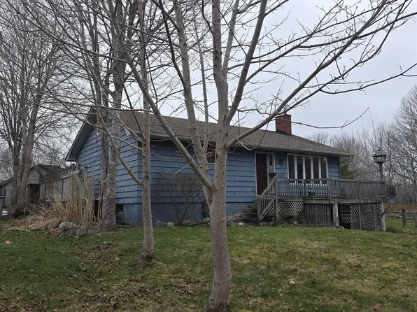 197 Hammond St, Shelburne, NS B0T 1W0