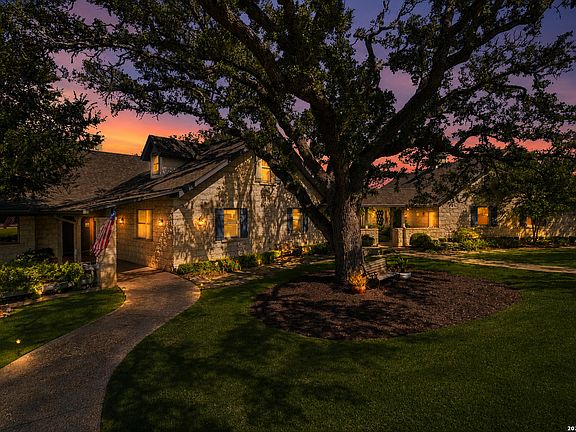 3rd image of 160 LIVE OAK LN