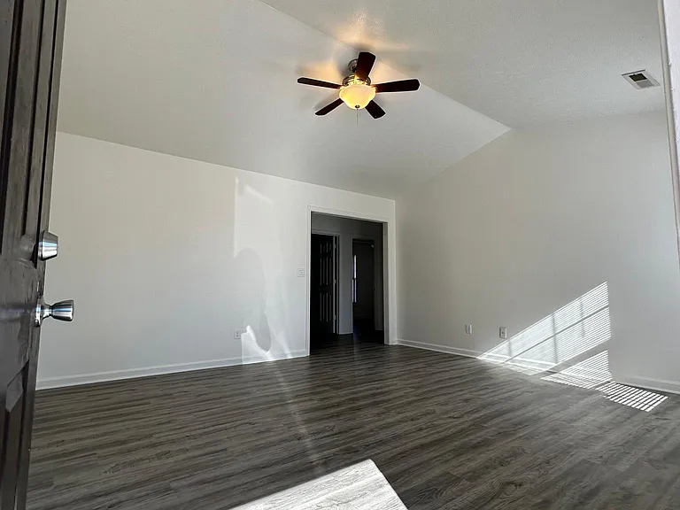 708 E Utica St #B — Photo 2