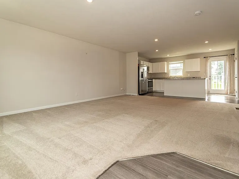 472 Roberta Dr — Photo 2