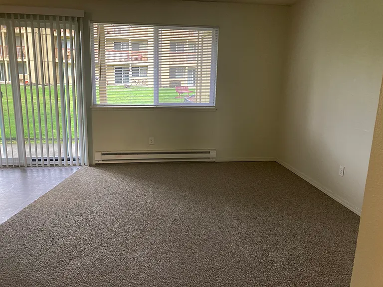 Laurel Court Apartments — Photo 17
